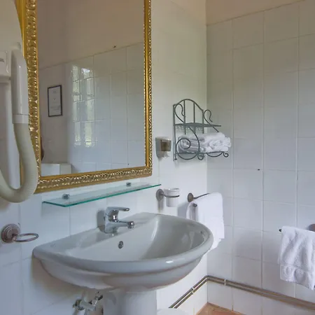 Antico Casale Di Montegualandro & Hotel