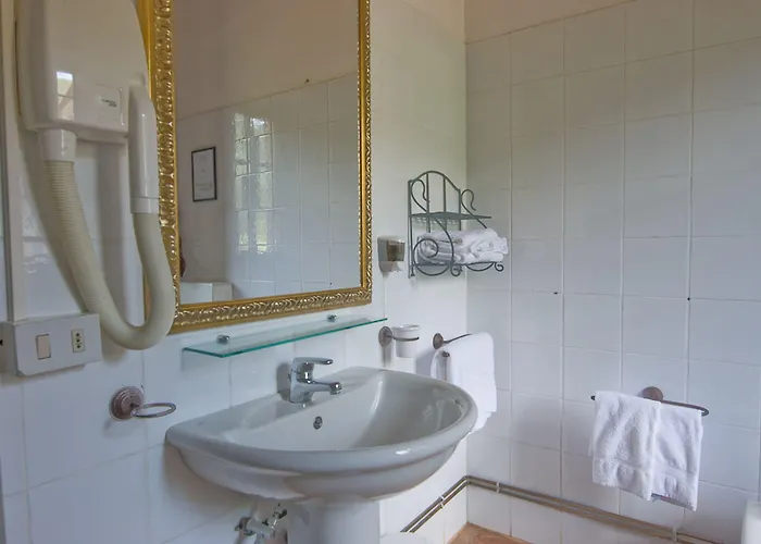 Antico Casale Di Montegualandro & فندق